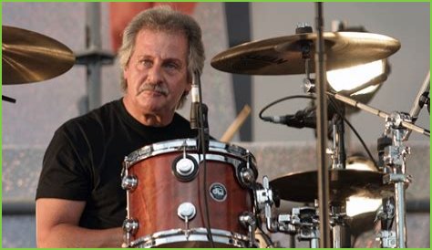 What former Beatles drummer did Ringo Starr replace?